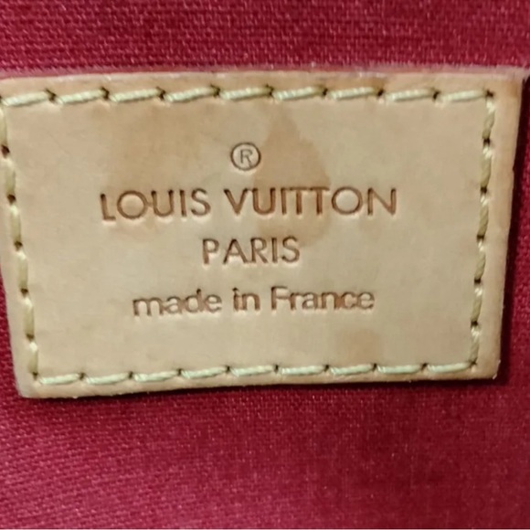AUTHENTICATED Louis Vuitton Bellevue PM, Red Vernis w/Dust Cover - Picture 4 of 6